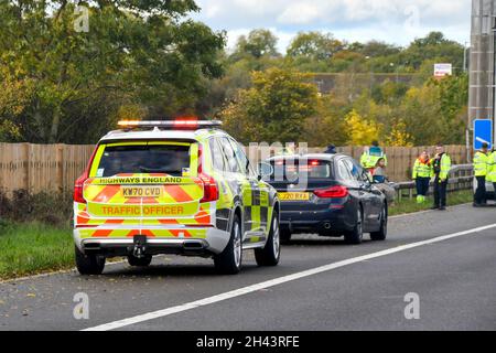 Strensham, England - Oktober 2021: Verkehrsbeauftragter Patrouillenwagen auf der harten Schulter der Autobahn M5 mit Blinklicht, um vor einem Unfall zu warnen Stockfoto