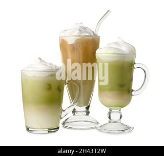 Glasplatten aus vereisten Hojicha Latte auf weißem Hintergrund Stockfoto