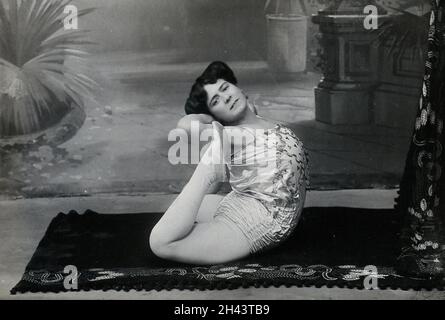 Eine bulgarische akrobatin, die ein Trikot und Strumpfhosen trägt und Verrenkungen in einem Fotostudio vorführt. Foto, ca. 1890/1910. Stockfoto