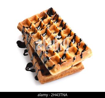 Köstlich mit belgischen Waffeln mit Schokoladensirup auf weißem Hintergrund Stockfoto