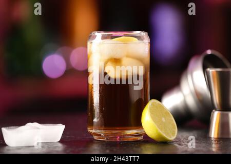 Ein Glas kalten Cuba Libre Cocktail auf dem Tisch in der Bar Stockfoto