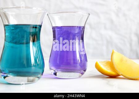 Gesunde Getränke, organische blue butterfly pea flower Tee mit Limetten und Zitronen, grauer Beton Background Copy space Top View Stockfoto