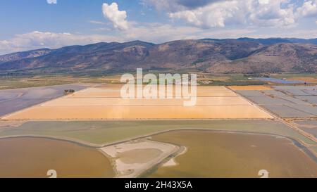 Luftaufnahme der gelben Salzpfannen in Westgriechenland Stockfoto