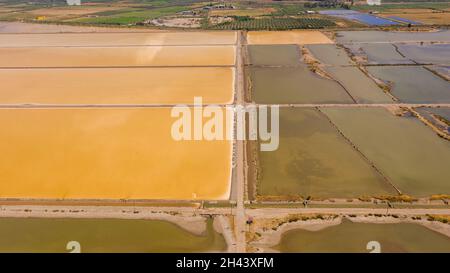 Luftaufnahme der gelben Salzpfannen in Westgriechenland Stockfoto