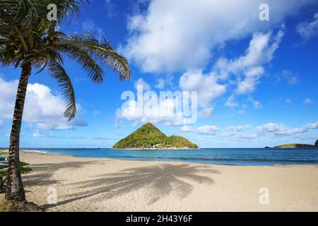 Levera Beach auf der Insel Grenada mit Blick auf die Insel Sugar Loaf, Grenada. Stockfoto