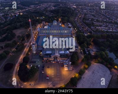 Luftaufnahme des Alexandra Palace im Norden Londons am Abend Stockfoto