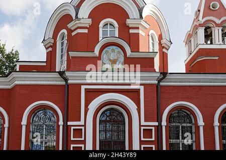 Moskau, Russland, 09.28.2021. Ikone der Heiligen Dreifaltigkeit auf einer alten orthodoxen Kirche in Moskau Stockfoto