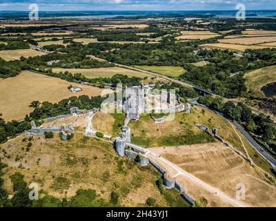 Eine Luftaufnahme des Corfe Castle in Wareham, Großbritannien Stockfoto