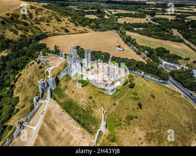 Eine Luftaufnahme des Corfe Castle in Wareham, Großbritannien Stockfoto
