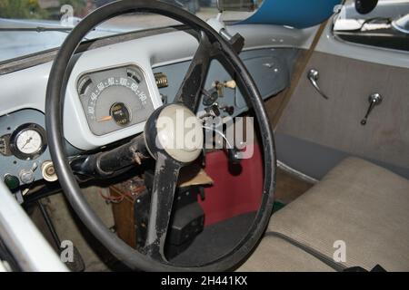 51143 KÖLN, DEUTSCHLAND - 25. Jul 2021: Nahaufnahme eines Cockpits mit einem alten beschädigten Lenkrad eines Oldtimers Stockfoto