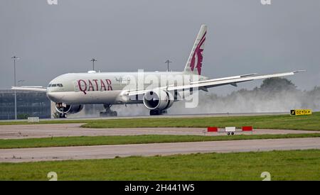 Qatar Airways Boeing 777-300ER, A7-BAZ, Landung am Flughafen Manchester Stockfoto