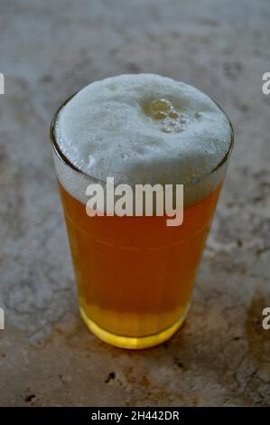 Ein blasses Ale in einem Glas auf dem Tisch Stockfoto