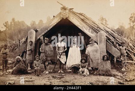Neuseeland: Eine Gruppe von Maori vor einem traditionellen Gebäude. Albumin-Druck. Stockfoto