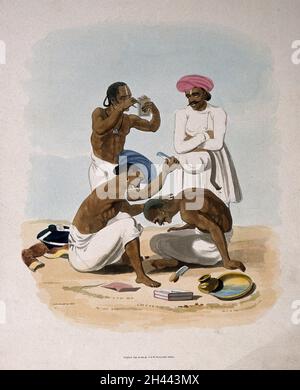 Ein sitzender Barbier, der sich den Nacken eines Mannes rasiert; ein anderer Kunde untersucht sich in einem Spiegel und ein Angestellter schaut zu. Farbiger Aquatinta, 1800, nach einer Zeichnung von C. Gold. Stockfoto