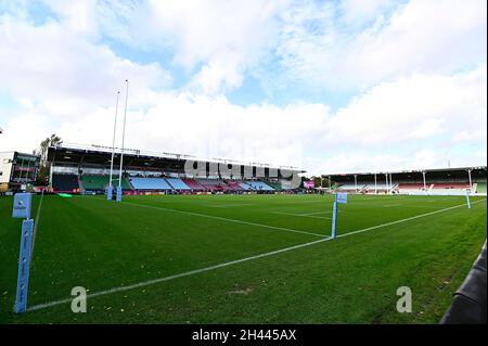 Twickenham, Großbritannien. Oktober 2021. Premiership Rugby. Harlekine V. Saracens. Der Stoop. Twickenham. Eine allgemeine Ansicht (GV) des Stadions, das von der südöstlichen Ecke in Richtung Westen und Süden über das Spielfeld blickt, steht. Kredit: Sport In Bildern/Alamy Live Nachrichten Stockfoto