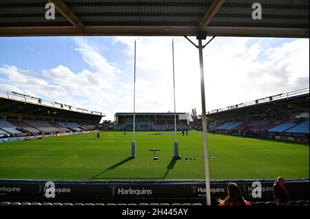 Twickenham, Großbritannien. Oktober 2021. Premiership Rugby. Harlekine V. Saracens. Der Stoop. Twickenham. Eine allgemeine Ansicht (GV) des Stadions, die vom Nordstand zum Südstand über das Spielfeld blickt. Kredit: Sport In Bildern/Alamy Live Nachrichten Stockfoto