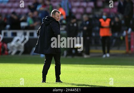 Twickenham, Großbritannien. Oktober 2021. Premiership Rugby. Harlekine V. Saracens. Der Stoop. Twickenham. Mark McCall (Saracens Director of Rugby) beobachtet das Aufwärmen. Kredit: Sport In Bildern/Alamy Live Nachrichten Stockfoto