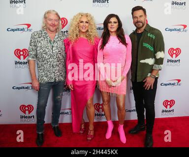 Austin, USA. Oktober 2021. Phillip Sweet, Kimberly Schlapman, Karen Fairchild und Jimi Westbrook von Little Big Town, von links Ankunft beim iHeartCountry Festival im Frank Erwin Center am Samstag, 5. Mai 2018, in Austin, Texas. (Foto: Jack Plunkett/imageSPACE/Sipa USA) Quelle: SIPA USA/Alamy Live News Stockfoto