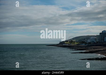 Blick nach Westen vom Eastbourne Pier, Eastbourne, East Sussex Stockfoto