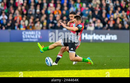 Twickenham, Großbritannien. Oktober 2021. Sean Maitland aus Saracens und will Edwards aus Harlekins fordern den lockeren Ball während des Gallagher Premiership Rugby-Spiels zwischen Harlekins und Saracens am 31. Oktober 2021 in Twickenham Stoop, Twickenham, England. Foto von Phil Hutchinson. Nur zur redaktionellen Verwendung, Lizenz für kommerzielle Nutzung erforderlich. Keine Verwendung bei Wetten, Spielen oder Veröffentlichungen einzelner Clubs/Vereine/Spieler. Kredit: UK Sports Pics Ltd/Alamy Live Nachrichten Stockfoto