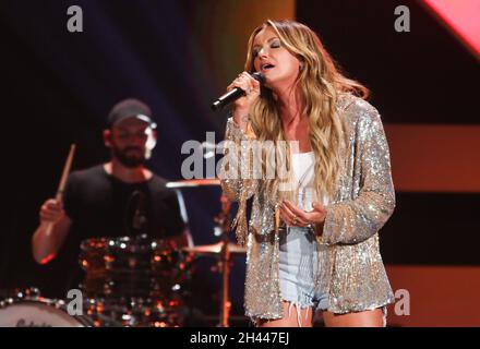 Austin, USA. Oktober 2021. Carly Pearce tritt am Samstag, den 30. Oktober 2021, beim iHeartCountry Festival im Frank Erwin Center in Austin, Texas, auf. (Foto: Jack Plunkett/imageSPACE/Sipa USA) Quelle: SIPA USA/Alamy Live News Stockfoto