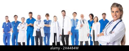 Gruppenportrait von medizinischen und weiblichen Leiterärztinnen, die auf weißem Hintergrund isoliert sind, Ärzten, Krankenschwestern in Uniform Stockfoto