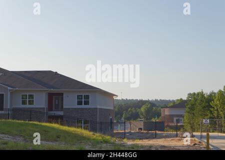 Augusta, GA USA - 07 16 21: Neues Apartmentgebäude mit moderner Architektur im Bau Stockfoto