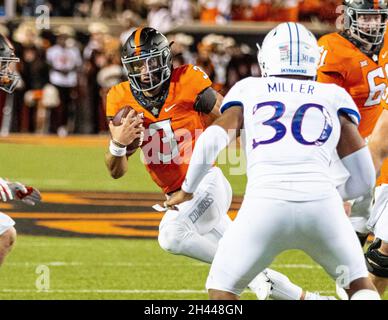 Stillwater, Oklahoma, USA. Oktober 2021. Oklahoma State Cowboys Quarterback Spencer Sanders (3) stürzt während des Spiels am Samstag, den 30. Oktober 2021, im Boone Pickens Stadium in Stillwater, Oklahoma, 53 Meter. (Bild: © Nichola Rutledge/ZUMA Press Wire) Stockfoto