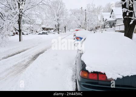 Die Nachwirkungen eines Schneesturms auf einer Wohnstraße. Stockfoto