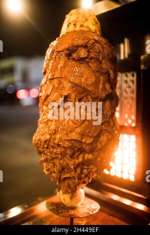 Detail eines Adobada-Rindfleischs oder Carne al Pastors an einem Bankettsaal während der Nacht im Stadtzentrum am 30. Oktober 2021 in Hermosillo, Mexiko. (Foto von Luis Gutierrez / Norte Photo) Detalle de un trompo de carne adobada o carne al Pastor en un puesto banquetero durante la noche en el Centro de la ciudad el 30 de octubre 2021 en Hermosillo, Mexiko. (Foto von Luis Gutierrez/Norte Photo) Stockfoto