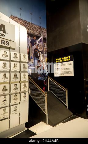 Wie steil sind 31 Grad? So Steil. In der Motorsports Hall of Fame, dem Dayton Speedway, Florida, mit einem Teil der Wall of Winners. Stockfoto