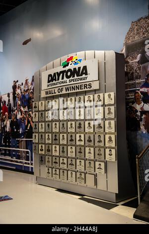 Die Motorsports Hall of Fame, der Dayona Speedway, ehrt die Teilnehmer des Motorsports und andere Teilnehmer aus den Vereinigten Staaten. Wall Of Winners Stockfoto