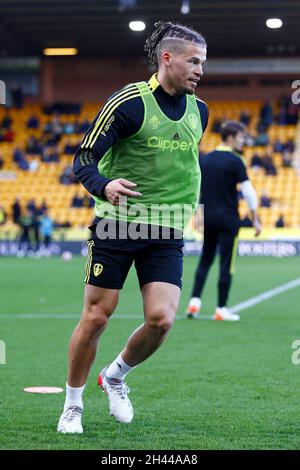 Norwich, Großbritannien. Oktober 2021. Kalvin Phillips von Leeds United erwärmt sich vor dem Premier League-Spiel zwischen Norwich City und Leeds United in der Carrow Road am 31. Oktober 2021 in Norwich, England. (Foto von Mick Kearns/phcimages.com) Credit: PHC Images/Alamy Live News Stockfoto