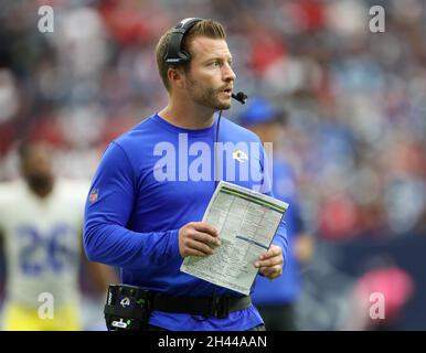 Houston, Texas, USA. 31. Oktober 2021: Los Angeles Rams-Cheftrainer Sean McVay während eines NFL-Spiels zwischen Houston und den Los Angeles Rams am 31. Oktober 2021 in Houston, Texas. (Bild: © Scott Coleman/ZUMA Press Wire) Stockfoto