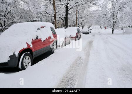 Die Nachwirkungen eines Schneesturms auf einer Wohnstraße. Stockfoto