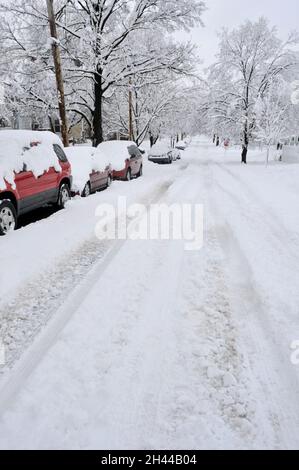 Die Nachwirkungen eines Schneesturms auf einer Wohnstraße. Stockfoto