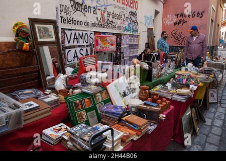 Stände auf dem Jueves Flohmarkt im Stadtteil Feria von Sevilla, Spanien Stockfoto