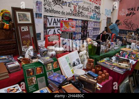 Stände auf dem Jueves Flohmarkt im Stadtteil Feria von Sevilla, Spanien Stockfoto