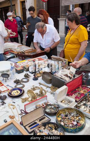 Schnäppchenjäger auf dem Jueves Flohmarkt im Stadtteil Feria in Sevilla, Spanien Stockfoto