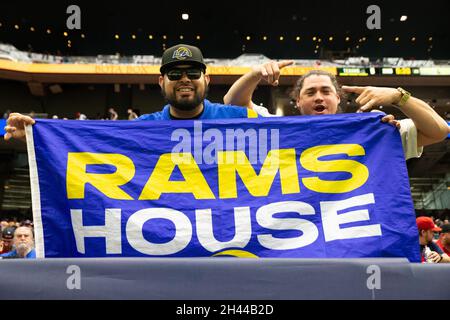 Houston, Texas, USA. 31. Oktober 2021: Los Angeles Rams Fans während eines NFL Spiels zwischen Houston und den Los Angeles Rams am 31. Oktober 2021 in Houston, Texas. (Bild: © Scott Coleman/ZUMA Press Wire) Stockfoto