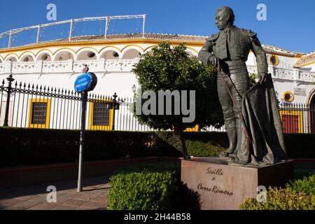 Statue des Stierkampfers Curro Romero (Francisco Romero López) vor der Stierkampfarena Real Maestranza de Caballería de Sevilla Stockfoto