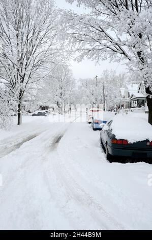 Die Nachwirkungen eines Schneesturms auf einer Wohnstraße. Stockfoto