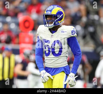 Houston, Texas, USA. 31. Oktober 2021: Ernest Jones (50), Linebacker von Los Angeles Rams, reagiert nach einem Sack des Houston Texans Quarterback Davis Mills (10) während eines NFL-Spiels zwischen Houston und den Los Angeles Rams am 31. Oktober 2021 in Houston, Texas. (Bild: © Scott Coleman/ZUMA Press Wire) Stockfoto