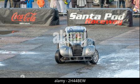 Der weltberühmte Stuntfahrer Terry Grant, der beim Flame & Thunder Event am Santa Pod Race Way im Oktober 2021 eine gefährliche Stunt Show ablegt Stockfoto