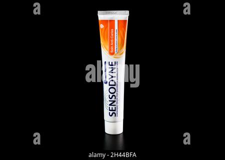 Sensodyne Zahnpasta Tube auf schwarzem Hintergrund. Bukarest, Rumänien, 2021 Stockfoto