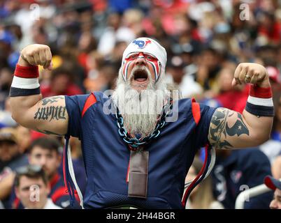 Houston, Texas, USA. 31. Oktober 2021: Ein Fan von Houston Texans während eines NFL-Spiels zwischen Houston und den Los Angeles Rams am 31. Oktober 2021 in Houston, Texas. (Bild: © Scott Coleman/ZUMA Press Wire) Stockfoto