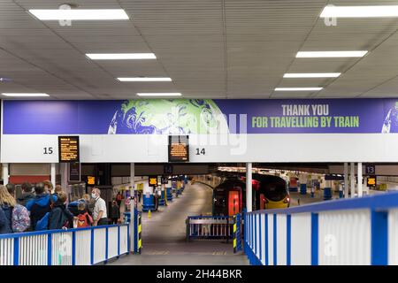 London Euston, Großbritannien 31. Oktober 2021: Gestrandete Bahnpassagiere auf dem Weg zum COP26-Klimagipfel in Glasgow warten auf den Bahnhof Euston aufgrund von schlechtem Wetter mit starken Stürmen, starken Winden, die Schäden an den obenliegenden elektrischen Stromkabeln auf der Strecke nach Norden verursachen und umgestürzten Bäumen auf der Bahnstrecke. Quelle: Xiu Bao/Alamy Live News Stockfoto