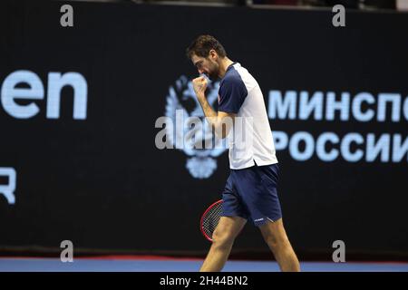 St. Petersburg, Russland. Oktober 2021. Marin Cilic aus Kroatien gesehen während des St. Petersburg Open Tennisturniers 2021 gegen Taylor Fritz aus den USA in der Sibur Arena. Endergebnis; Taylor Fritz 1:2 Marin Cilic. Kredit: SOPA Images Limited/Alamy Live Nachrichten Stockfoto