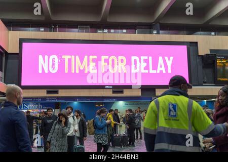 London Euston, Großbritannien 31. Oktober 2021: Gestrandete Bahnpassagiere auf dem Weg zum COP26-Klimagipfel in Glasgow warten auf den Bahnhof Euston aufgrund von schlechtem Wetter mit starken Stürmen, starken Winden, die Schäden an den obenliegenden elektrischen Stromkabeln auf der Strecke nach Norden verursachen und umgestürzten Bäumen auf der Bahnstrecke. Quelle: Xiu Bao/Alamy Live News Stockfoto