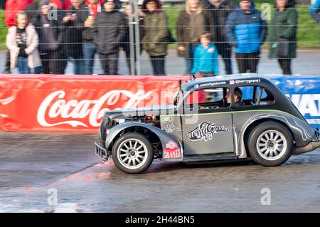 Der weltberühmte Stuntfahrer Terry Grant, der beim Flame & Thunder Event am Santa Pod Race Way im Oktober 2021 eine gefährliche Stunt Show ablegt Stockfoto